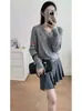 Nuevo y elegante cárdigan de punto bordado para mujer en primavera y otoño, suéter versátil de manga larga con cuello en V, top moderno con vibra de Instagram