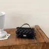 Bolsa de mão acolchoada estilo Chanel para mulheres, versátil e elegante, cor sólida, de ombro e transversal, verão 2026.