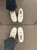 Sapatos peludos femininos com enfeites de letras metálicas, nova coleção outono/inverno 2026, bico quadrado, que aumentam a altura, sola macia, quentes e adequados para uso externo