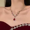 Atmósfera de Año Nuevo Collar de Gota de Agua Rojo Brillante con Diamantes, Artesanía Pesada, Lujo Ligero, Alto Valor Estético, Gargantilla Accesorio para Conjunto de Vestido de Noche