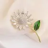 Design de Broche de Girassol para Comércio Exterior Transfronteiriço, Broche Versátil de Luxo Leve para Terno, Acessório de Broche Fixo Feminino Anti-Exposição