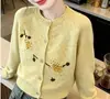Suéter bordado floral estilo coreano, cardigã feminino, nova coleção outono/inverno, corte solto, moderno, estilo delicado e exala um toque de alta qualidade.