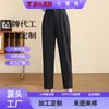Pantalones de traje cropped plisados hechos a medida en caqui y negro, pantalones tipo harén holgados que estilizan con un diseño de pierna recta y caída, para ir al trabajo