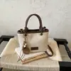 Bolso Cubo Retro de Color Sólido de Alta Gama para Mujer Otoño 2026 Nuevo Bolso Cruzado de Hombro Versátil Casual con Colgante