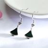 Ganchos de Orelha Jueyu em Prata S925 Incrustados com Jade Natural, Brincos Pequenos de Saia de Jade Escuro, Atacado de Fábrica e Dropshipping S2080809A