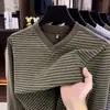 Camiseta de manga larga de alta calidad para hombre, nueva moda casual de otoño 2026, cuello en V, estampada, a rayas, camiseta básica para hombre al por mayor