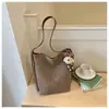 Las bolsas pequeñas populares para mujer de este año en el verano de 2026 son nuevos bolsos de paja de moda para dama con un diseño simple y texturizado, disponibles como bolsos de hombro o bolsos cruzados.