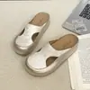 Meias-pantufas Fechadas Vazadas para Mulheres, Sandálias Slip-On Estilo Novo Verão 2026, Sapatos Versáteis com Solado Grosso para Aumentar a Altura