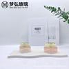 En stock: frascos de 30 g a 120 ml con tapa dorada, acabado electrochapado y arenado; frascos para solución madre, crema para ojos y esencia; frascos cuadrados para crema.