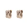 Pendientes de cruz dorados para café, retro a la moda, lujo ligero, de alta gama, diseño simple, único, de nicho, versátil para mujer