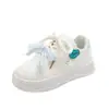 Novos Sapatos Infantis Primavera e Outono Tênis Brancos Versáteis para Meninas Moda Casual Esportiva Tendência Nicho Estudantil Mocassins