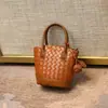 Bolso Nuevo de Moda 2025 Tejido a Mano Puro Diseño de Nicho de Gama Alta Gran Capacidad Bolso Cubo de Hombro Cruzado Individual