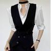 Chaleco de traje negro con cuello de barco y diseño de cachorros para hombre y mujer, de corte entallado y estilo neutro.