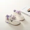 Zapatillas blancas para niñas 2026 nuevas de primavera casual para niños tipo skate suela blanda populares deportivas para niñas y niños pequeños