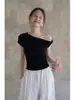 Camiseta Negra Asimétrica de Hombro Manga Corta para Mujer, Nuevo Estilo Verano 2026, Hombros Descubiertos, Corte Ajustado, Crop Top Único y Impresionante que Ceñe la Cintura