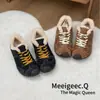 Zapatillas de Entrenamiento Alemanas Versátiles Cálidas de Felpa Engrosada para Mujer Invierno, Estilo Influencer de Moda Seleccionado Cuidadosamente, Slip-On, con Cordones, Moño, Bloqueo de Color, Color Piel