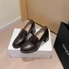 Mocassins Super Macios com Salto Grosso, Novo Estilo Britânico 2025 Sapatos Pretos de Couro que Aumentam a Altura para Mulheres, Temporada de Outono