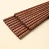 Palitos de Madeira Asa de Frango Domésticos Antiderrapantes Madeira Sólida Palitos de Sândalo Vermelho Sem Tinta Sem Cera 10 Pares Embalados Gravação a Laser Venda por Atacado