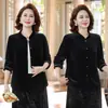 Ropa de talla grande para mujer para primavera y otoño para mediana edad y mayores, abrigo corto de terciopelo dorado, top de manga larga para madres, atuendo elegante de otoño para madres