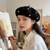 Fabricante de Boinas de Lana Pura Ofrece Personalización en Lotes Pequeños de Sombreros Artísticos Estilo Japonés Hechos a Mano con Perlas y Pedrería con Producción Rápida de Muestras en 7 Días