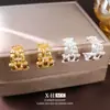 Brincos geométricos em forma de C únicos e estilosos com incrustação de diamante, brincos versáteis de estilo europeu e americano com um design distinto de alta qualidade