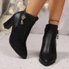 Moda Europeia e Americana Botas Curtas com Salto Alto Femininas Outono e Inverno 2024 Salto Grosso Moda Pingente de Strass Botas Versáteis Transfronteiriça