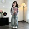 Conjunto de Dos Piezas para Niñas Primavera y Otoño: Camiseta de Manga Larga y Pantalones de Pierna Ancha de Mezclilla 2026 Nuevo Estilo Coreano Atuendo de Otoño de Moda para Niños Mayores