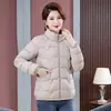 Jaqueta feminina acolchoada de algodão com bolsos grandes, novo estilo 2026, casaco curto de algodão acolchoado espesso de inverno, jaqueta de algodão com gola alta da moda para mães