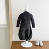 Traje acolchado acolchado para niños, nuevo estilo engrosado de otoño e invierno, cálido para finales de otoño, moderno conjunto de tres piezas para bebés y niños pequeños