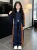 Conjunto de Roupa Casual Estiloso para Meninas 2026 Novo Estilo para Crianças Médias e Maiores Conjunto de Duas Peças com Jaqueta Listrada e Calça Esportiva Roupas de Outono para Crianças Tendência