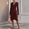 Ropa de mujer de comercio exterior transfronteriza europea y americana, nuevo estilo de verano, elegante y con estilo, vestido de color liso plisado, corte ajustado, escote en V, manga larga