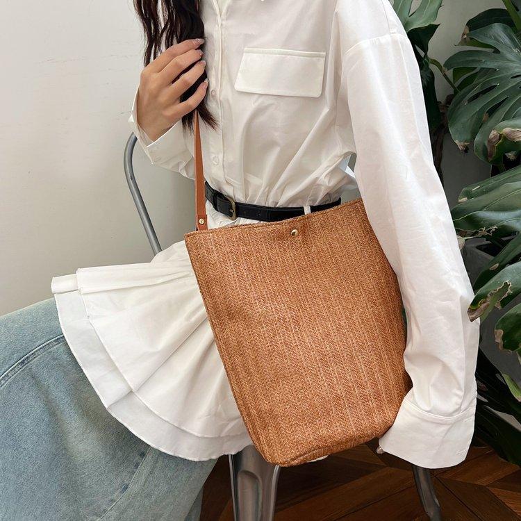 编织包女包新款潮2024夏草编简约百搭小清新水桶包个性单肩斜