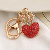 Llavero creativo con forma de corazón de melocotón de metal con corona de diamantes de imitación de estilo europeo y americano de Amazon.