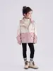 Chaqueta softshell suave con capucha para niñas, nuevo estilo 2026, cortavientos impermeable súper elegante para niños, abrigo de otoño con bloques de color para niñas