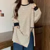 Camiseta listrada de manga longa solta oversized plus size de comprimento médio estilo Hong Kong vintage para mulheres, top único com fenda para o outono