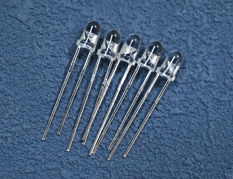 深圳白发绿灯绿光f3灯珠有边短脚3mm插件圆头透明高亮翠绿色led灯珠3V生产厂家