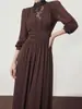 Vestido largo vintage elegante de encaje patchwork color marrón oscuro que ciñe la cintura, ropa y faldas negras para transmisión en vivo y distribución