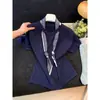 Conjunto de estilo coreano con un aire de lujo ligero, bufanda de seda, cuello halter, camisa de manga corta para mujer, top de verano adelgazante y elegante