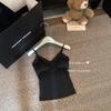 Camisola de encaje blanco puro y sexy de estilo francés con escote en V y almohadilla en el pecho para mujer, otoño 2024, nueva camiseta interior