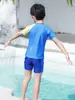 Maiô Infantil de Dragão de Leite Dupla Face para Meninos com Touca de Natação Proteção Solar para Praia de Bebê Maiô Desenho Animado Secagem Rápida Fonte Termal Natação de Meninos