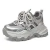 Sapatos Femininos 2026 Outono Novos Versáteis Esportivos Casuais Sola Grossa Aumento Interno de Altura Confortáveis Sapatos Pai Femininos