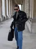 Jaqueta de couro PU estilo motociclista com gola, zíper diagonal, ombros caídos, corte solto, comprimento médio, multi-bolsos, manga longa