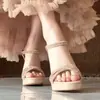 Estilo elegante~Sandálias plataforma com salto grosso e strass super brilhante para mulheres, novas chinelos de dedo aberto para exterior de verão 2026