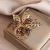 Broche Luxuoso de Liga Leve de Luxo para Mulheres, Broche Corsage de Nicho de Alta Qualidade, Acessórios para Blazer de Terno, Flores Exquisitas de Strass