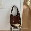 Bolso de Hombro Único Retro con Remaches para Debajo del Brazo de Motociclista Moda Europea y Americana Gran Capacidad Alta Apariencia Color Sólido Bolso de Mano Tote con Estilo