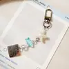 Conjunto de Acessórios Simples Cruzamento Peixe Pequeno e Urso Creme para Mãos Pingente Pequeno Decorativo Corrente de Celular Chaveiro