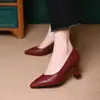 Zapatos de tacón alto retro estilo francés, nuevo modelo otoño 2026, punta fina, corte bajo, tacón delgado, elegantes zapatos profesionales para mujer