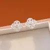 Pendientes de Flor de Cuatro Hojas Hueca de Alta Gama para Mujer, Diseño de Nicho con Circonita Microincrustada, Modernos y Versátiles, Pendientes Elegantes de Alta Gama