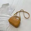 Bolso pequeño cuadrado estilo coreano inspirado en Ins, nuevo modelo otoño 2026, alto valor estético, diseño único, adecuado para el trabajo y los desplazamientos, bolso de hombro y cruzado