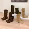 Botas Femininas Curtas 2026 Outono e Inverno Novas Botas Western Cowboy Retrô com Aumento Oculto de Altura e Efeito Emagrecedor, Botas Birkenstock de Comprimento Médio